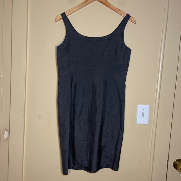 Elegant Black Sleeveless Dress - Picture 2 of 8